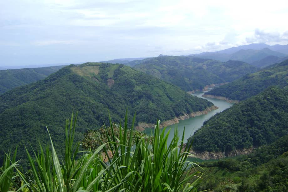 Panorámica de la zona montañosa del camino que los vulcanólogos recorren hacia San Diego y Florencia (Caldas). / Lisbeth Fog