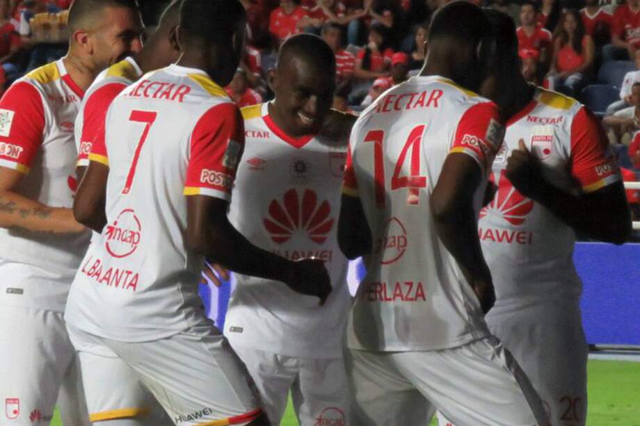 Los jugadores de Santa Fe celebran el gol de Baldomero Perlaza, con el que le ganaron al América de Cali en el Pascual Guerrero. / @SantaFe