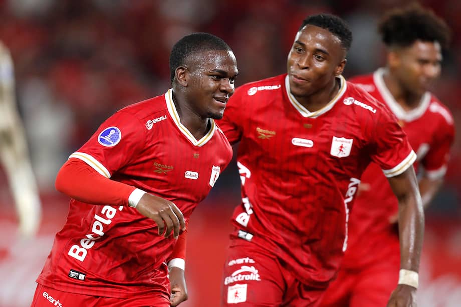 Jhon Tilman Palacios, extremo de América, celebra uno de los goles de América contra Bucaramanga en la fase previa de la Copa Sudamericana.
