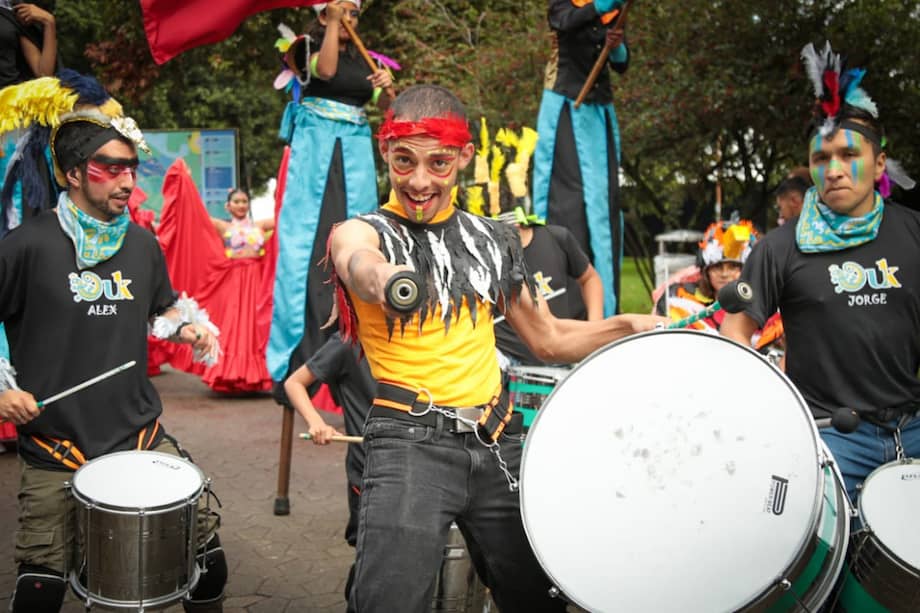 El festival contó con eventos culturales y comparsas que animaron a los asistentes.