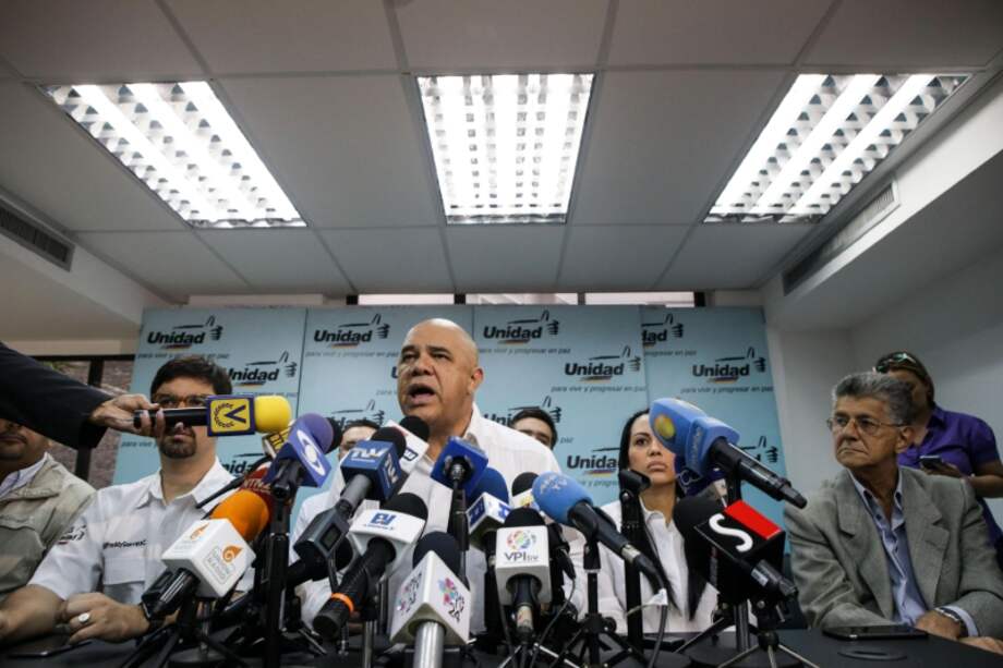 El secretario general de la Mesa de la Unidad Democrática, Jesús Torrealba (c) junto a otros miembros de la oposición. / EFE