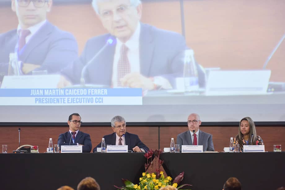 Enrique Coronel, asesor del despacho del ministro de Hacienda; Juan Martín Caicedo, presidente de la CCI; Leonardo Villar, gerente general del Banco de la República, y Ginette Lozano, directora de asuntos económicos de la CCI.