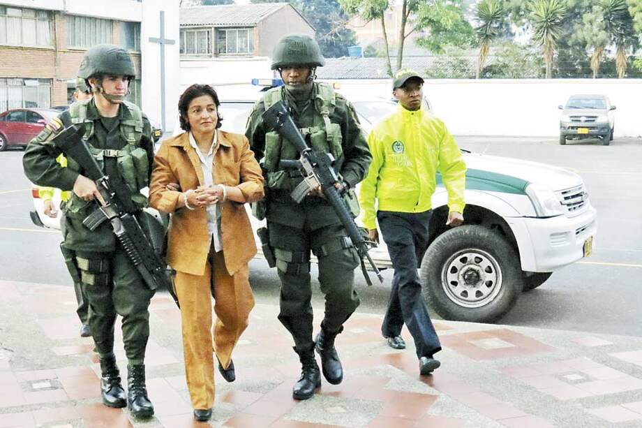 Imagen de los momentos posteriores a la captura de Luz Amparo Peralta cuando asistía al sepelio de su propia madre. / Cortesía Policía Nacional