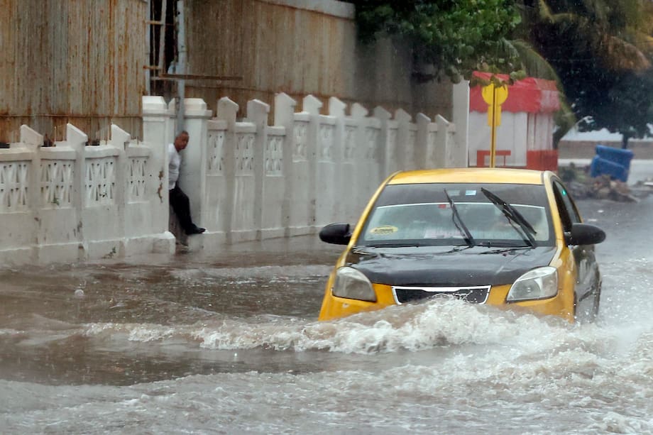 -FOTODELDÍA- AME7015. LA HABANA (CUBA), 15/11/2023.- Un automóvil transita por una calle inundada debido a las lluvias hoy, en La Habana (Cuba). EFE/ Ernesto Mastrascusa