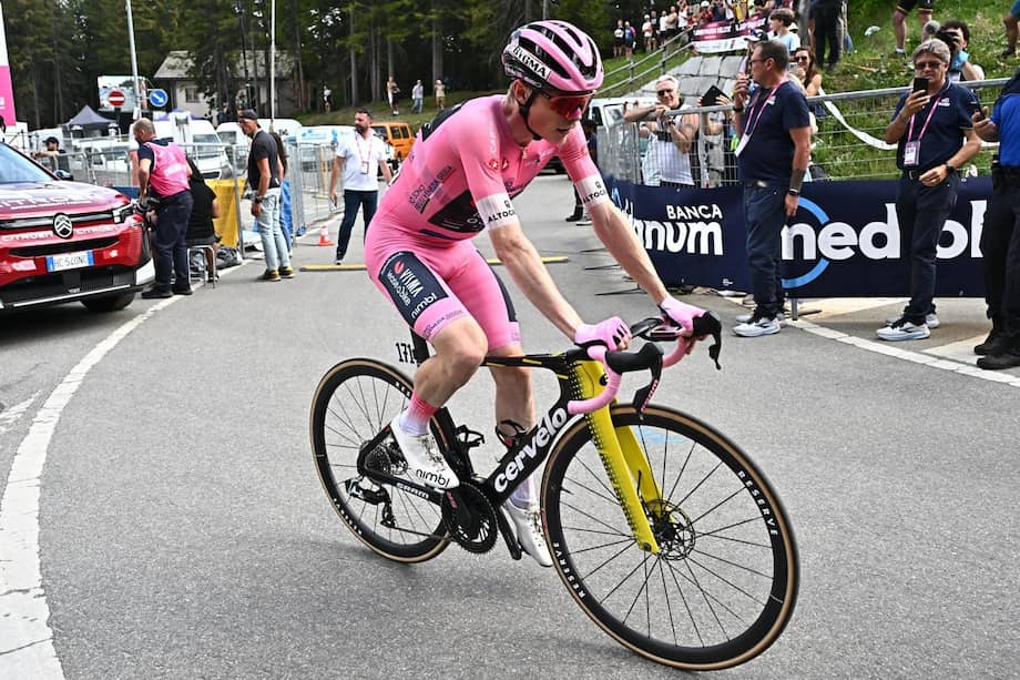 Jonas Vingegaard, del Team Visma | Lease A Bike, con la Maglia Rosa luego de ganar la décima sexta etapa del Giro de Italia 2026.