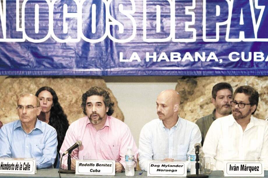 Delegados del Gobierno y las Farc, junto a los representantes de los países garantes del proceso de paz, durante el cierre del ciclo 37 de diálogos, ayer. /Ómar Nieto