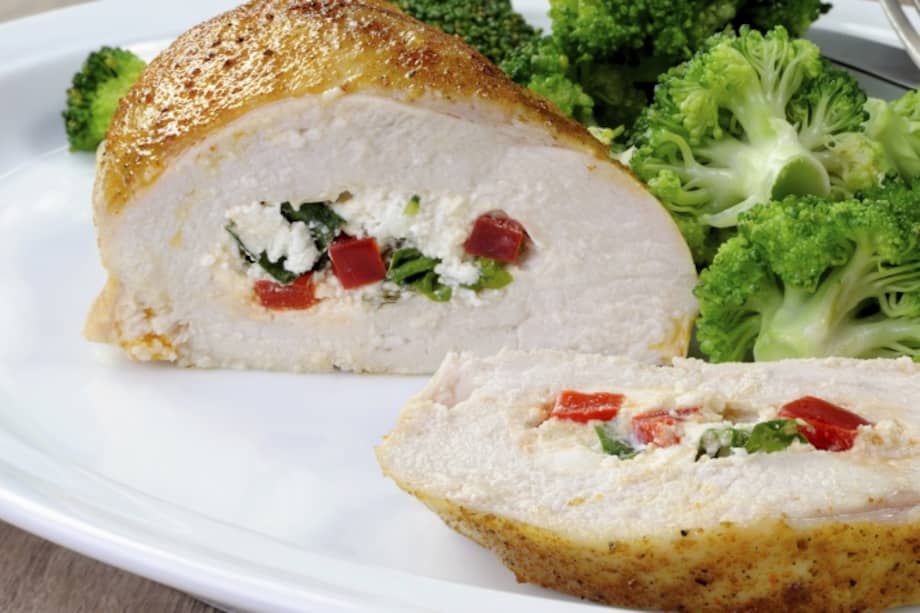 Pollo relleno de risotto de vegetales con salsa de oporto y mostaza