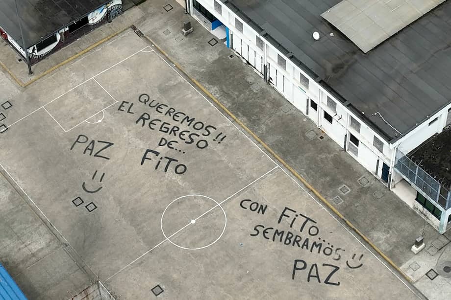 Foto de referencia. Vista aérea que muestra mensajes sobre la banda criminal Adolfo "Fito" Macías, escritos por reclusos de la prisión Regional 8 de Guayaquil, Ecuador.