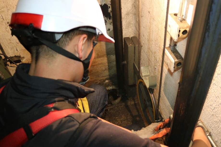 Las certificaciones deben hacerse de manera anual y es necesario hacer revisiones de mantenimiento preventivo, predictivo y bajo condición como lo requiera el equipo de manera periódica.