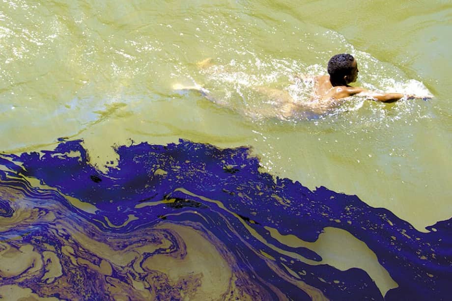 Pese al derrame de crudo en el río Caunapí, ocurrido el 8 de junio, los habitantes siguen utilizando sus aguas para uso diario. / Confidencial Colombia