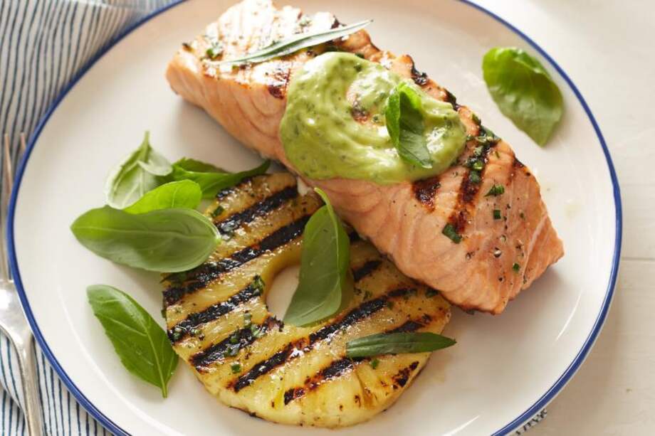 Salmón asado con piña y aderezo de aguacate