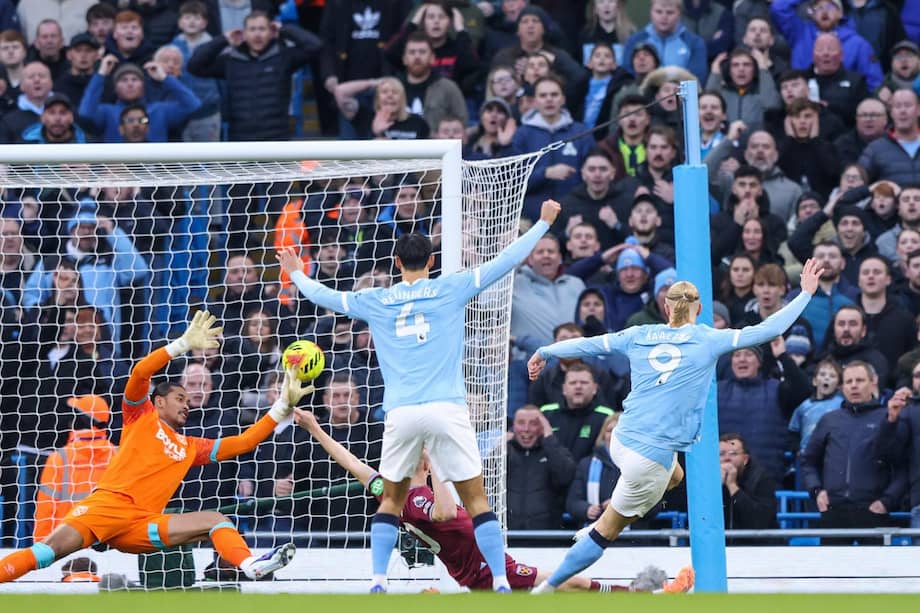 Erling Haaland anotando el primer gol del partido por Premier League ante el West Ham United, este 20 de diciembre de 2025.