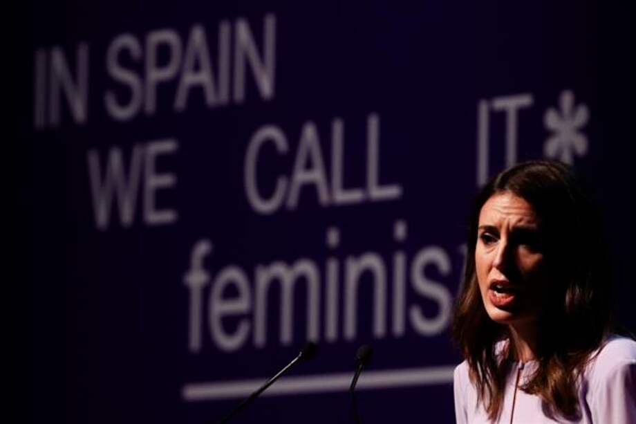 La ministra de Igualdad, Irene Montero, interviene durante el acto conmemorativo del Día Internacional de las Mujeres organizado por el Ministerio de Igualdad y el Instituto de las Mujeres en el Círculo de Bellas Artes de Madrid, este lunes, en vísperas del 8 de marzo y de la vuelta a las calles para reivindicar nuevos derechos. EFE/ J.J. Guillén