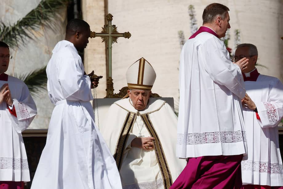 El papa Francisco preside la Misa de Pascua en la Plaza de San Pedro, Ciudad del Vaticano, 9 de abril de 2023.