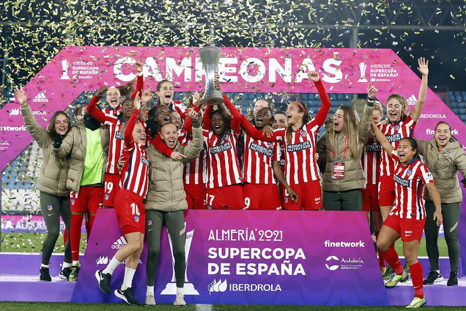 Santos (la primera jugadora a la derecha) estuvo en cancha 56 minutos.