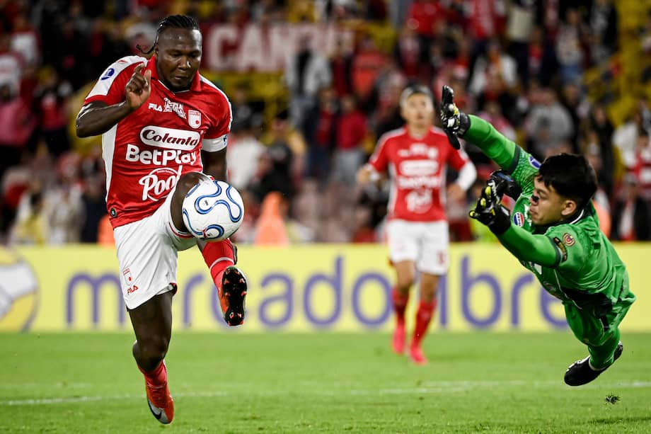 Hugo Rodallega elude al arquero de Caracas en el encuentro de Santa Fe por la Copa Sudamericana 2026.