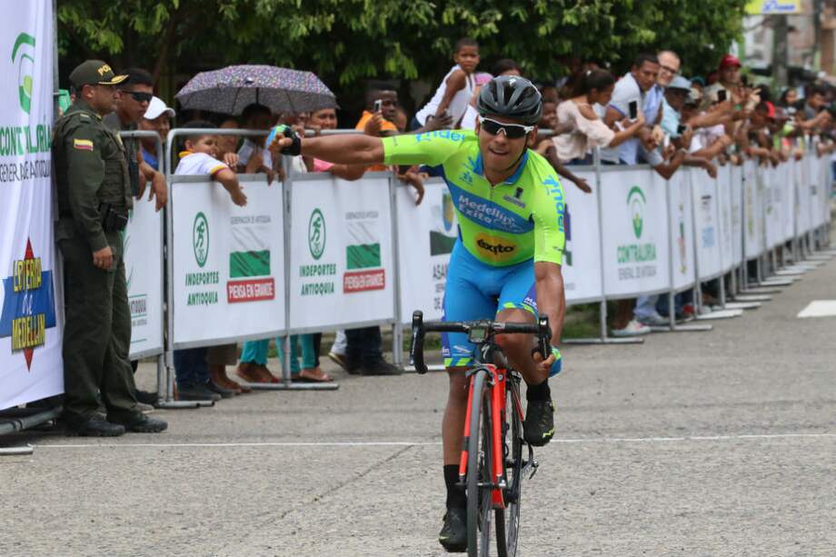 Ávila festejando la victoria en Chigorodó / Cortesía - Liga de Ciclismo de Antioquia