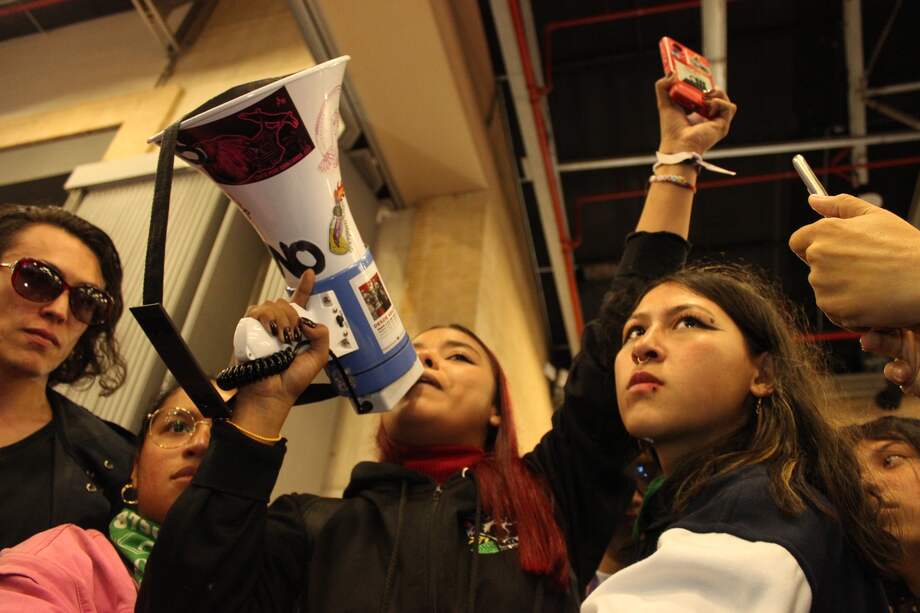 El conversatorio fue suspendido por razones de seguridad.