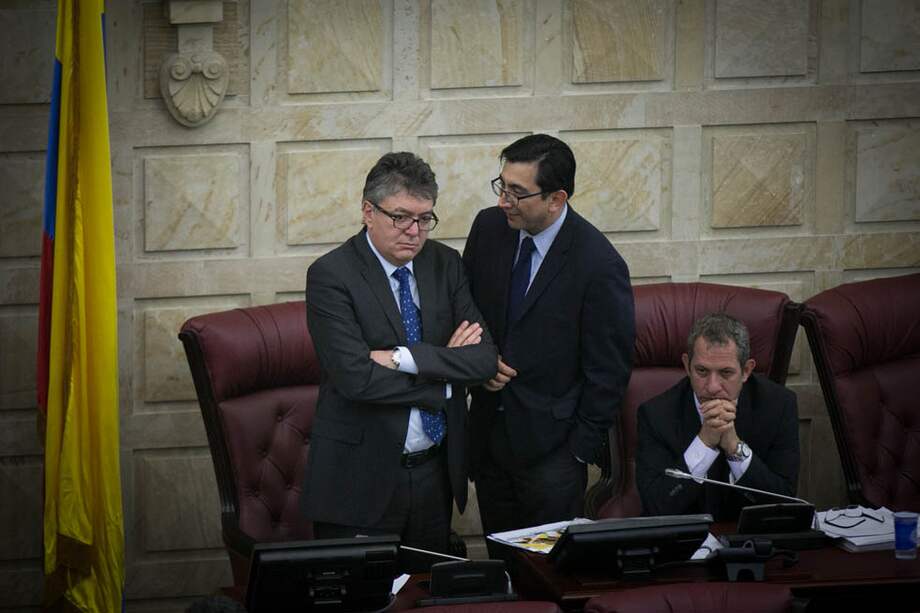 El ministro de Hacienda, Mauricio Cárdenas (izq.), junto al ministro de las TIC, Diego Molano, durante el debate del presupuesto para 2015 en el Congreso de la República. / Emilio Aparicio (Ministerio de Hacienda)