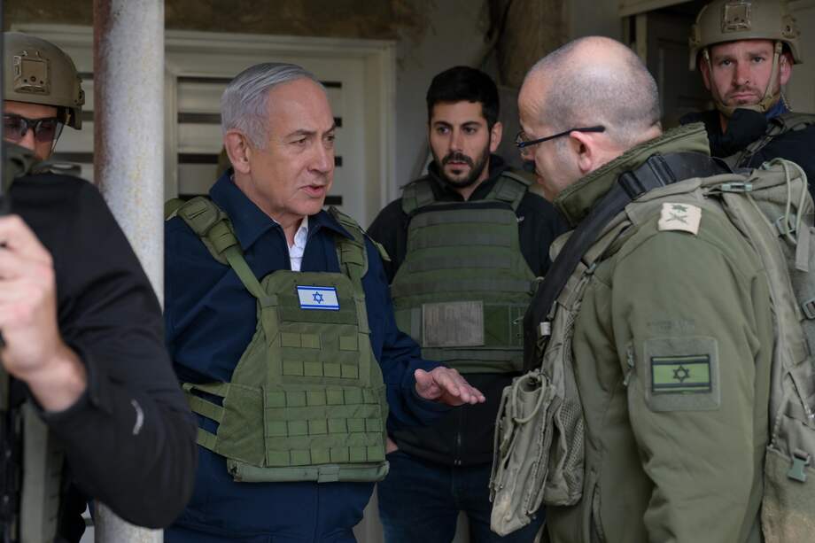 El primer ministro de Israel, Benjamín Netanyahu, visitó este viernes a las tropas israelíes en el campo de refugiados de Tulkarem en Cisjordania, tras anunciar una "operación masiva" en territorio palestino ocupado.