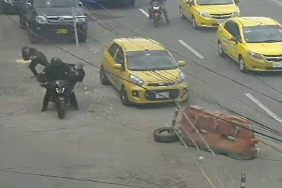 Mientras uno de los asaltantes murió en el sitio, otro fue remitido a un hospital.