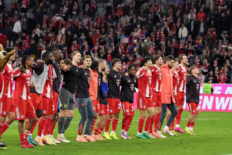 Bayern Munich players applaud the fans after winning the German Bundesliga match between FC Bayern Munich and Bayer 04 Leverkusen in Munich, Germany, Nov. 1, 2025.