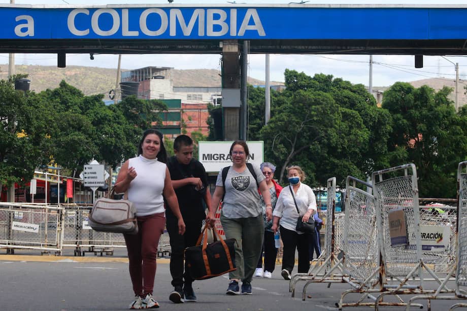 Personas caminan por el puente Internacional Simón Bolívar, que une a Colombia con Venezuela.