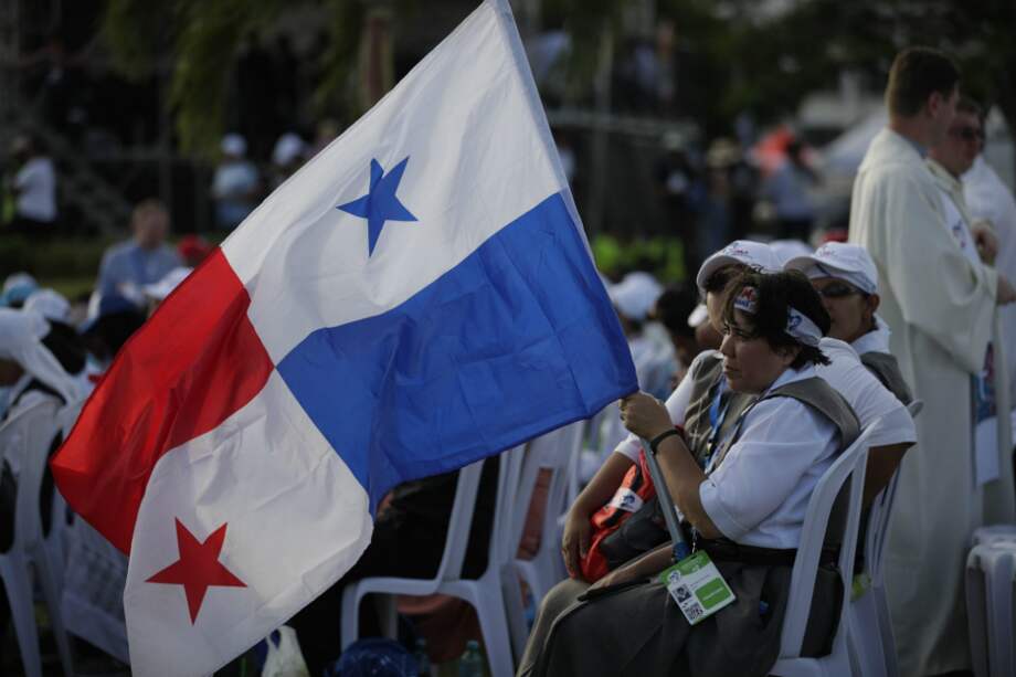 Cientos de peregrinos católicos asistieron a una misa inaugural para la Jornada Mundial de la Juventud (JMJ) este martes, en el parque Santa María La Antigua, en Ciudad de Panamá (Panamá). / EFE
