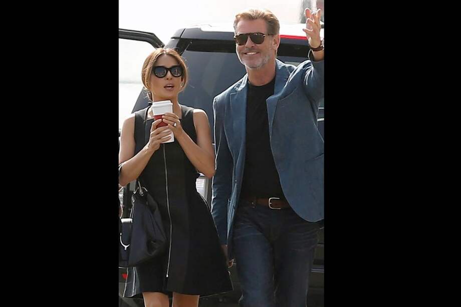 Salma Hayek y Pierce Brosnan en el set de rodaje de la película.