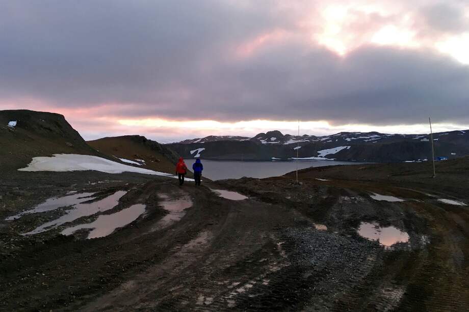 Años atrás, una gruesa capa de hielo cubría el glaciar Collins en la Isla Rey Jorge en la Antártida. Ahora, como se observa en la foto, la roca quedó expuesta. / AFP