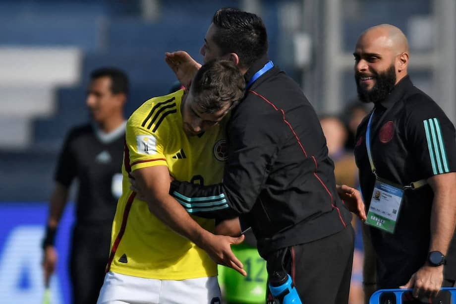 Héctor Cárdenas (cent.) abraza a Tomás Ángel, autor de dos de los cinco goles de la victoria de la selección de Colombia sub-20.