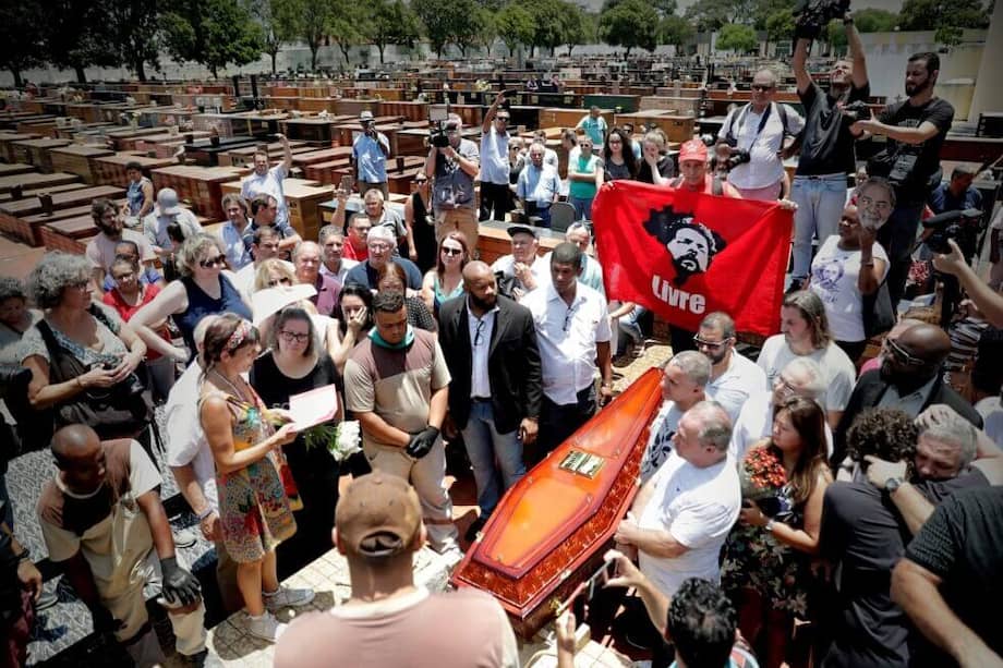 Personas asisten al entierro del hermano mayor del expresidente Luiz Inácio Lula da Silva, Genival Inácio da Silva. / EFE
