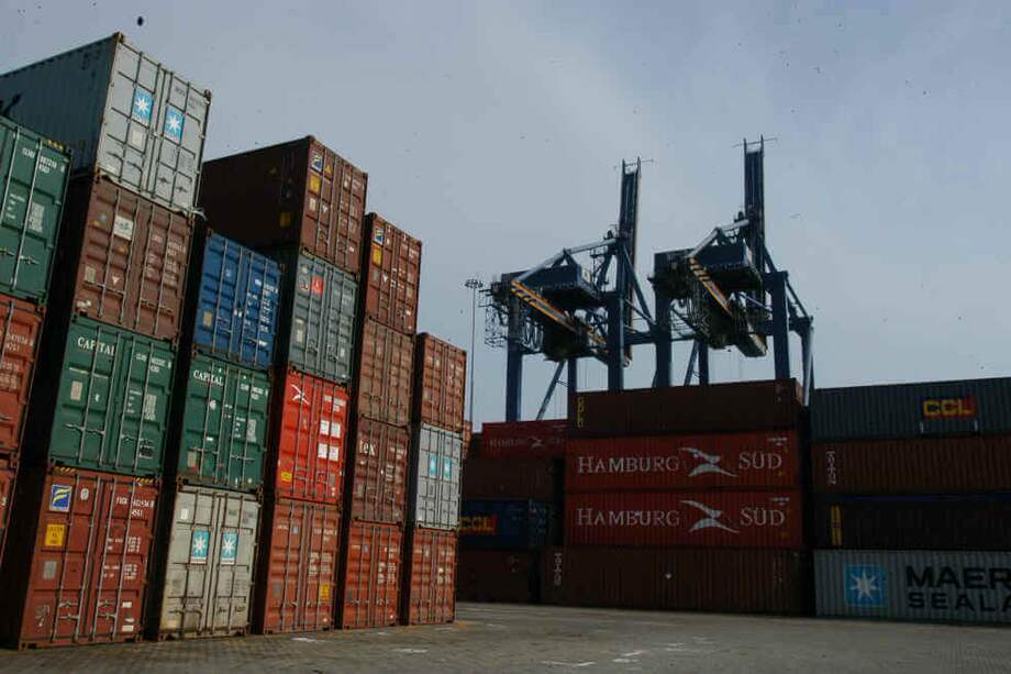 Según el Ministerio de Comercio, se han confiscado 878.000 pares de zapatos, 13 millones de unidades de confecciones y 1,6 millones de metros de textiles. / Archivo El Espectador