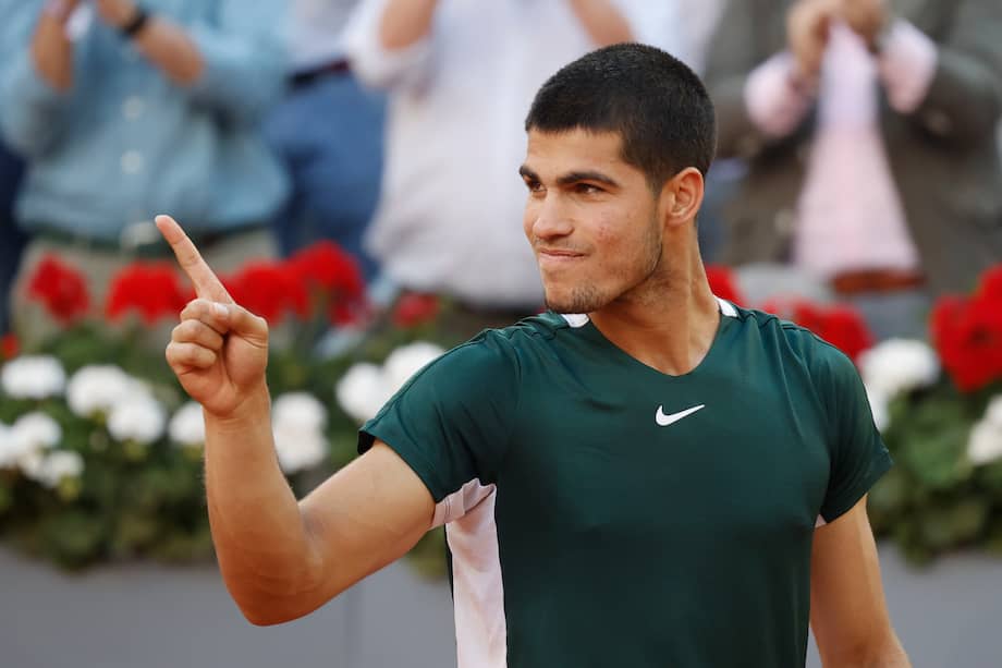 MADRID, 08/05/2022.- El tenista español Carlos Alcaraz celebra su victoria en la final del Mutua Madrid Open tras derrotar al alemán Alexander Zverev.EFE/Emilio Naranjo.