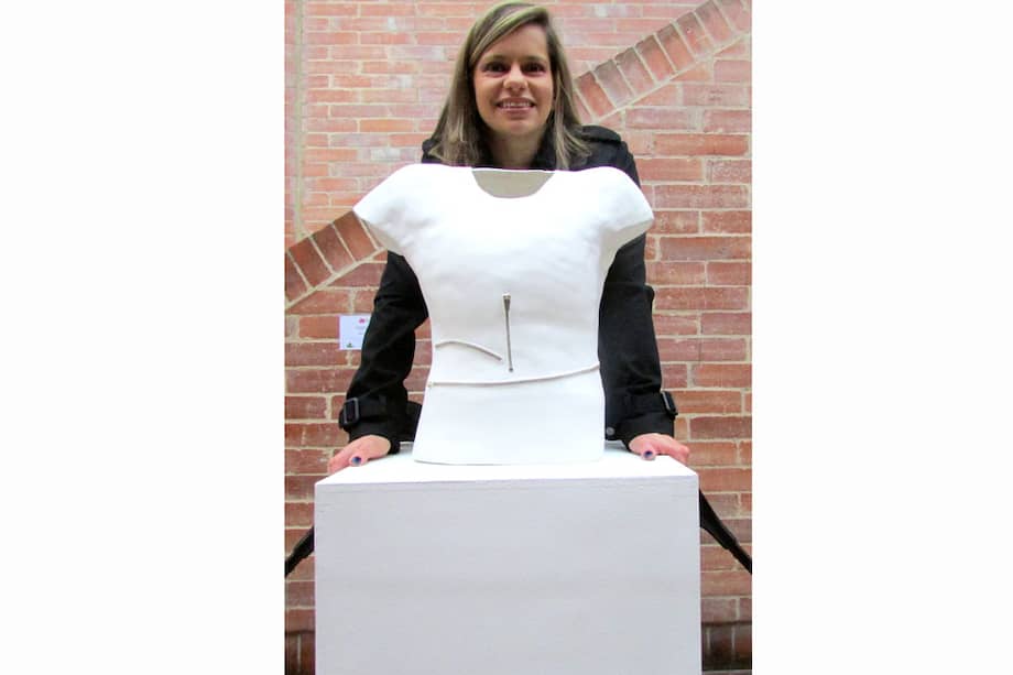 Diana Garavito con una de sus obras. / Cortesía