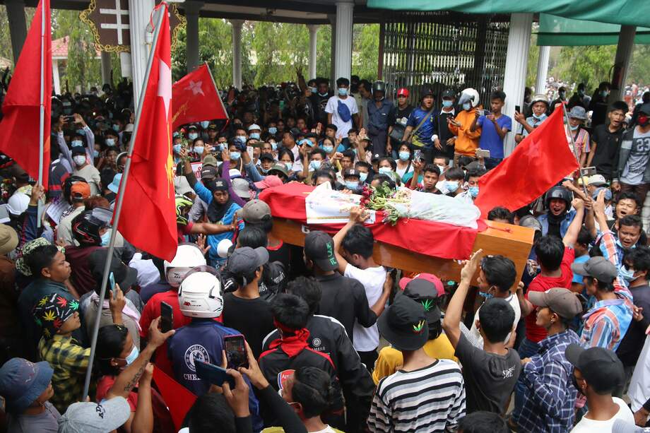Los dolientes llevan el ataúd en el funeral del manifestante Lwin Lwin Oo en Dawei, después de que le dispararan el 28 de febrero mientras participaba en una manifestación contra el golpe militar.