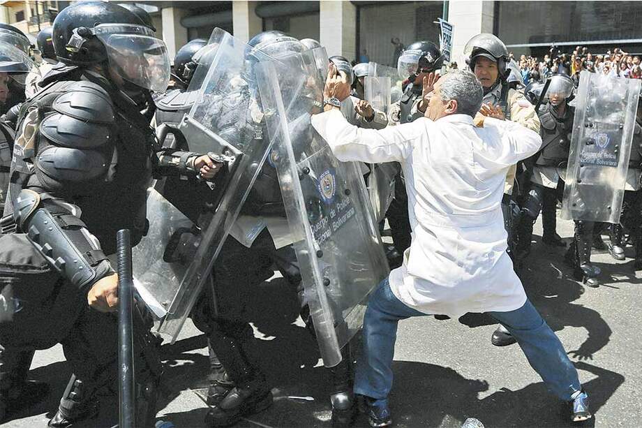 Durante 2014 los médicos se han unido a varias marchas para exigir mejoras en el sistema de salud. / Reuters