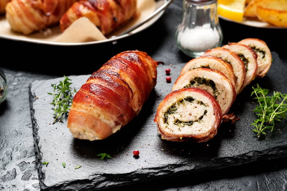 Estos canapés de pan rellenos de queso y jamón sorprenderán a todos en la mesa.