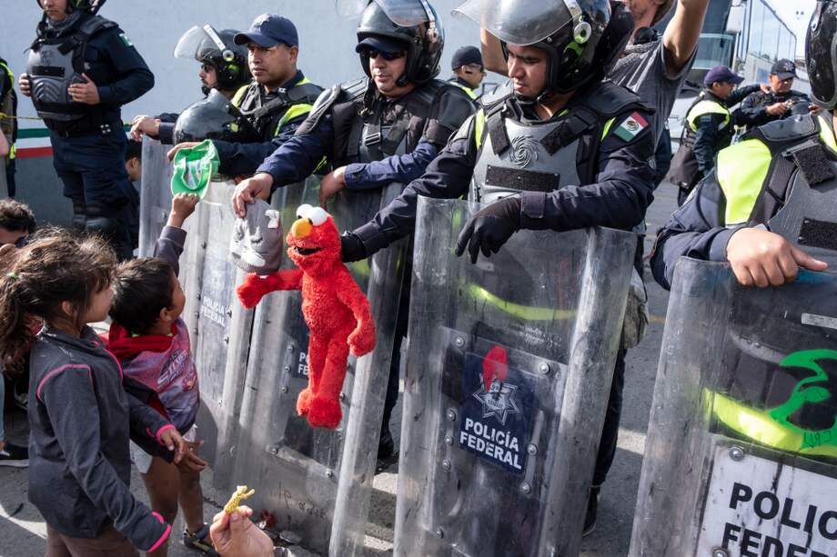 La tensión en la frontera entre EE. UU. y México aumenta: caravana y militares muestran su fuerza. / AFP