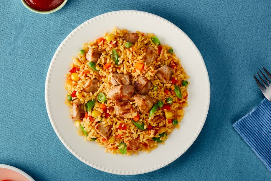 Arroz con cerdo desmechado.