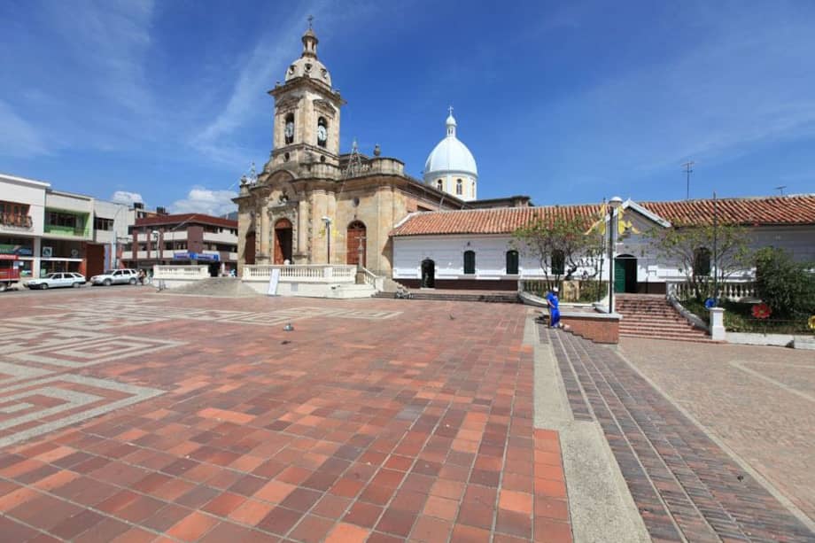 Paipa es un municipio en el corazón de Boyacá, Colombia, conocido por sus relajantes aguas termales y su tradición cultural. Con una creciente oferta turística, Paipa atrae a miles de visitantes que buscan bienestar y disfrutar de eventos musicales destacados, convirtiéndose en un destino imperdible en el país.