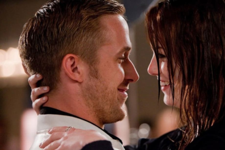 Pareja abrazada sonriendo