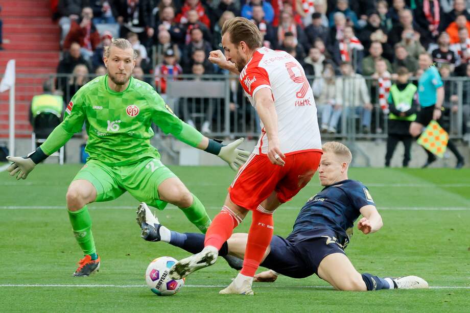 Harry Kane (izq.) de Múnich en acción contra Andreas Hanke-Olsen (d) de Mainz durante el partido de fútbol de la Bundesliga alemana entre el FC Bayern de Múnich y el 1.FSV Mainz 05 en Múnich, Alemania, el 9 de marzo de 2024.