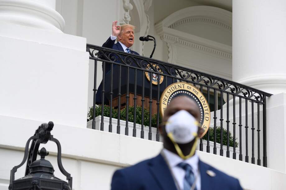 El mandatario asistió hoy a un evento sin tapabocas en la Casa Blanca.