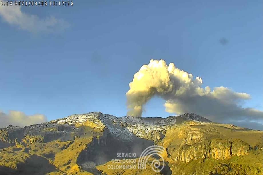 Las autoridades continúan monitoreando la actividad del volcán nevado del Ruiz.