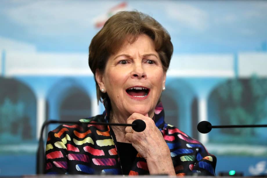 Jeanne Shaheen, la senadora demócrata que se opone a las sanciones económicas que Trump declaró contra Colombia.