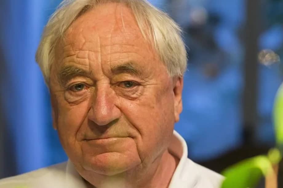 Cees Nooteboom nació el 31 de julio de 1933 en La Haya, Países Bajos, y murió el 11 de febrero de 2026 en la isla española de Menorca. Recibió premios internacionales de literatura como el Ana Frank y el Formentor de las Letras. En “El enigma de la luz” se deja llevar por la imaginación y la fascinación por la belleza artística. A través de sus ojos contemplamos los estudios de la naturaleza de Leonardo da Vinci, los autorretratos de Rembrandt, los interiores de Vermeer, los paisajes de Bruegel, los rostros sin ojos de De Chirico o las soledades de Hopper. Y finalmente, sin apenas darnos cuenta, empezamos a ver los cuadros como si fueran personas.