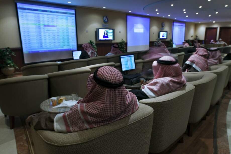 Petróleo baja tras anuncio de Arabia Saudita de reducir precios