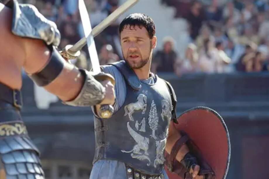 En la cinta, Crowe se mete en la piel del ficticio general hispano del ejército del Imperio romano Máximo Décimo Meridio, mano derecha del emperador Marco Aurelio.