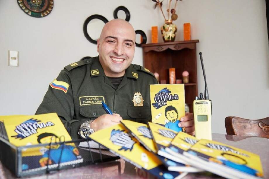 El policía y comunicador Fabián León repartió 300 copias de su libro “Detrás del último no hay nadie” en centros oncológicos. / Archivo particular